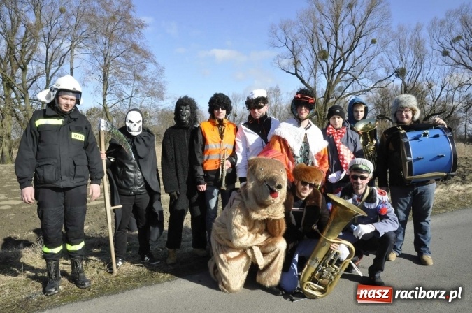Zdjęcie w galerii na portalu naszraciborz.pl: W parafii Sławików wodzą dziś niedźwiedzia FOTO i WIDEO wiadomości z regionu
