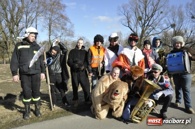Zdjęcie w galerii na portalu naszraciborz.pl: W parafii Sławików wodzą dziś niedźwiedzia FOTO i WIDEO wiadomości z regionu