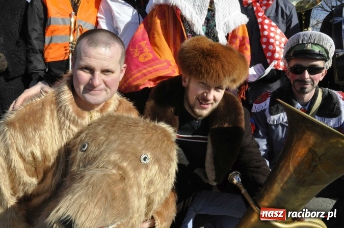Zdjęcie w galerii na portalu naszraciborz.pl: W parafii Sławików wodzą dziś niedźwiedzia FOTO i WIDEO wiadomości z regionu