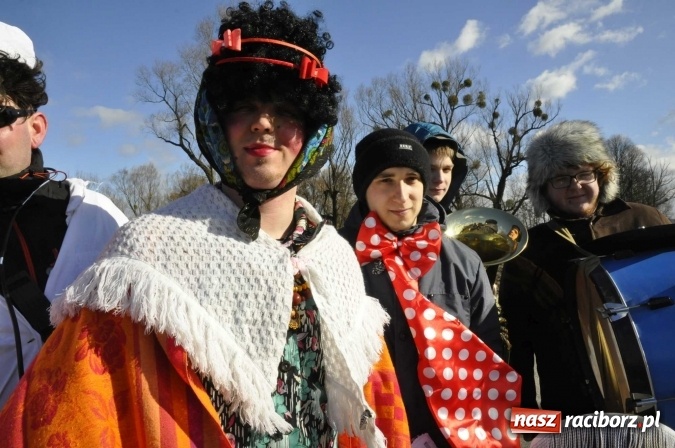 Zdjęcie w galerii na portalu naszraciborz.pl: W parafii Sławików wodzą dziś niedźwiedzia FOTO i WIDEO wiadomości z regionu