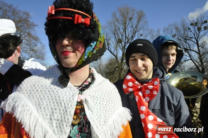 Zdjęcie w galerii na portalu naszraciborz.pl: W parafii Sławików wodzą dziś niedźwiedzia FOTO i WIDEO wiadomości z regionu
