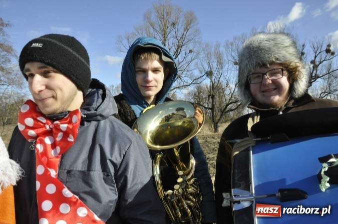 Zdjęcie w galerii na portalu naszraciborz.pl: W parafii Sławików wodzą dziś niedźwiedzia FOTO i WIDEO wiadomości z regionu