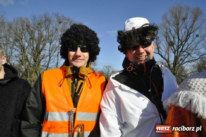 Zdjęcie w galerii na portalu naszraciborz.pl: W parafii Sławików wodzą dziś niedźwiedzia FOTO i WIDEO wiadomości z regionu
