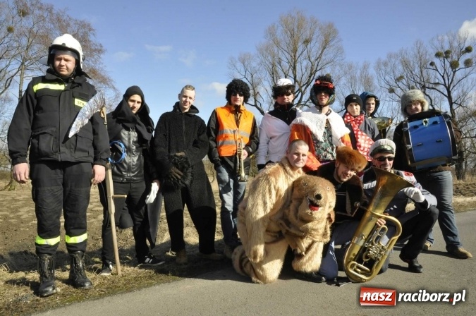 Zdjęcie w galerii na portalu naszraciborz.pl: W parafii Sławików wodzą dziś niedźwiedzia FOTO i WIDEO wiadomości z regionu