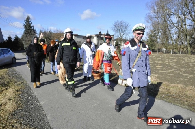 Zdjęcie w galerii na portalu naszraciborz.pl: W parafii Sławików wodzą dziś niedźwiedzia FOTO i WIDEO wiadomości z regionu