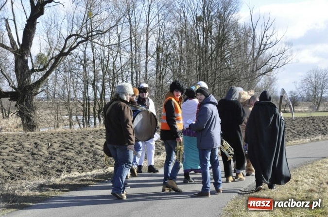 Zdjęcie w galerii na portalu naszraciborz.pl: W parafii Sławików wodzą dziś niedźwiedzia FOTO i WIDEO wiadomości z regionu
