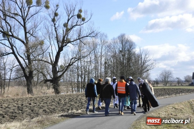 Zdjęcie w galerii na portalu naszraciborz.pl: W parafii Sławików wodzą dziś niedźwiedzia FOTO i WIDEO wiadomości z regionu