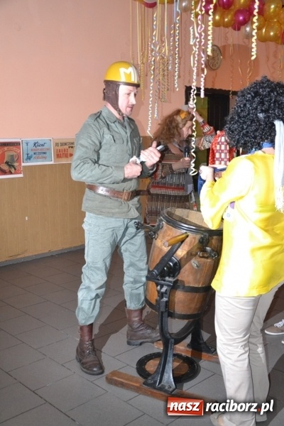 Zdjęcie w galerii na portalu naszraciborz.pl: Powrót do PRL-u, czyli Babski Comber w Jankowicach po raz VI  wiadomości z regionu