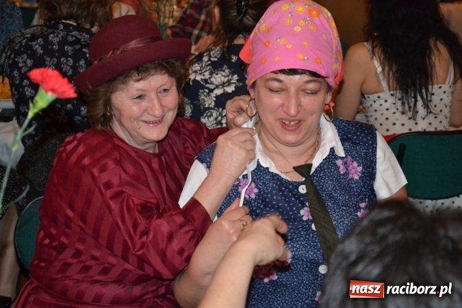 Zdjęcie w galerii na portalu naszraciborz.pl: Powrót do PRL-u, czyli Babski Comber w Jankowicach po raz VI  wiadomości z regionu