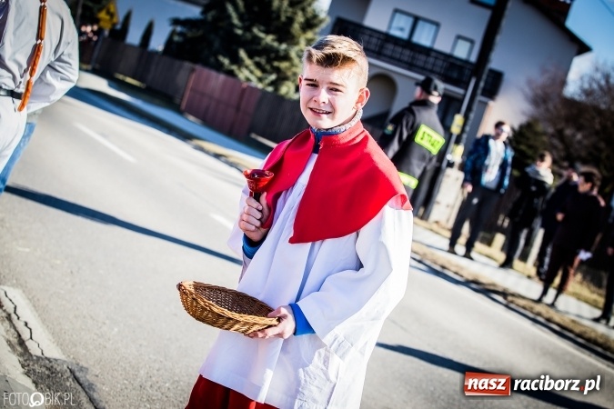 Zdjęcie w galerii na portalu naszraciborz.pl: Wodzenie niedźwiedzia - tradycyjne ostatki w Samborowicach wiadomości z regionu