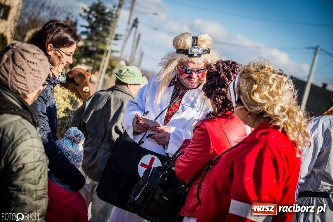 Zdjęcie w galerii na portalu naszraciborz.pl: Wodzenie niedźwiedzia - tradycyjne ostatki w Samborowicach wiadomości z regionu