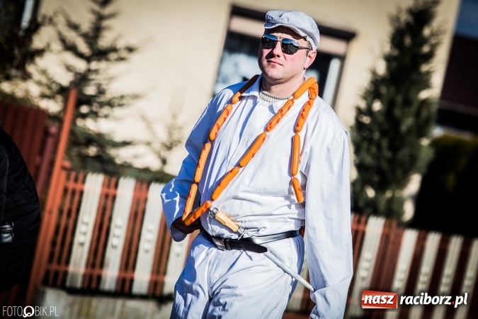 Zdjęcie w galerii na portalu naszraciborz.pl: Wodzenie niedźwiedzia - tradycyjne ostatki w Samborowicach wiadomości z regionu