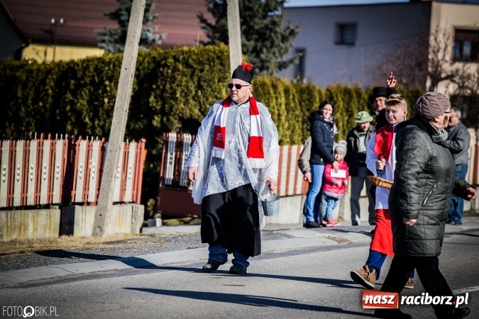 Zdjęcie w galerii na portalu naszraciborz.pl: Wodzenie niedźwiedzia - tradycyjne ostatki w Samborowicach wiadomości z regionu