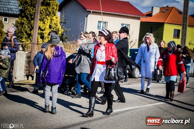 Zdjęcie w galerii na portalu naszraciborz.pl: Wodzenie niedźwiedzia - tradycyjne ostatki w Samborowicach wiadomości z regionu