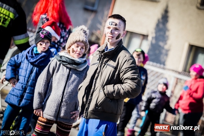 Zdjęcie w galerii na portalu naszraciborz.pl: Wodzenie niedźwiedzia - tradycyjne ostatki w Samborowicach wiadomości z regionu