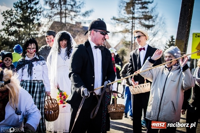 Zdjęcie w galerii na portalu naszraciborz.pl: Wodzenie niedźwiedzia - tradycyjne ostatki w Samborowicach wiadomości z regionu