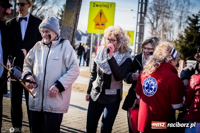 Zdjęcie w galerii na portalu naszraciborz.pl: Wodzenie niedźwiedzia - tradycyjne ostatki w Samborowicach wiadomości z regionu