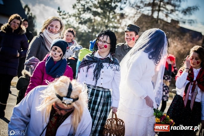 Zdjęcie w galerii na portalu naszraciborz.pl: Wodzenie niedźwiedzia - tradycyjne ostatki w Samborowicach wiadomości z regionu
