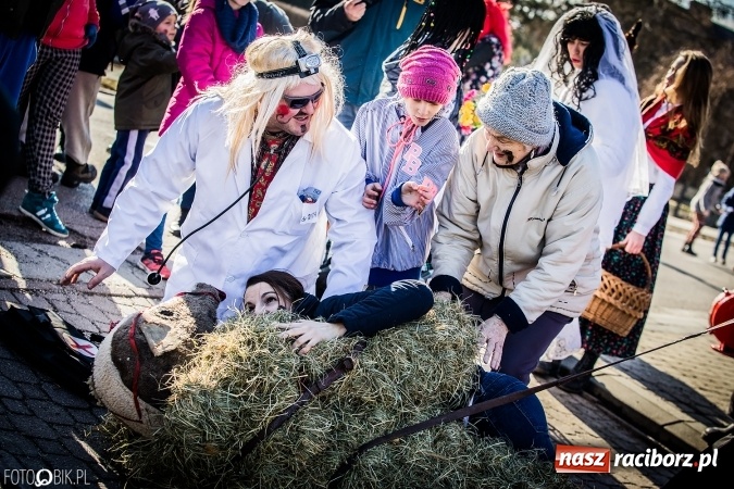 Zdjęcie w galerii na portalu naszraciborz.pl: Wodzenie niedźwiedzia - tradycyjne ostatki w Samborowicach wiadomości z regionu