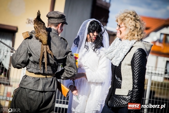 Zdjęcie w galerii na portalu naszraciborz.pl: Wodzenie niedźwiedzia - tradycyjne ostatki w Samborowicach wiadomości z regionu