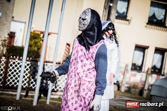 Zdjęcie w galerii na portalu naszraciborz.pl: Wodzenie niedźwiedzia - tradycyjne ostatki w Samborowicach wiadomości z regionu