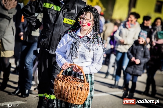 Zdjęcie w galerii na portalu naszraciborz.pl: Wodzenie niedźwiedzia - tradycyjne ostatki w Samborowicach wiadomości z regionu
