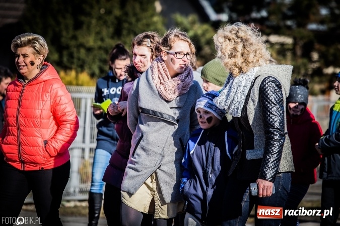 Zdjęcie w galerii na portalu naszraciborz.pl: Wodzenie niedźwiedzia - tradycyjne ostatki w Samborowicach wiadomości z regionu