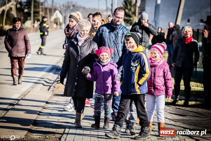 Zdjęcie w galerii na portalu naszraciborz.pl: Wodzenie niedźwiedzia - tradycyjne ostatki w Samborowicach wiadomości z regionu