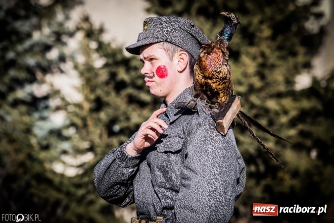 Zdjęcie w galerii na portalu naszraciborz.pl: Wodzenie niedźwiedzia - tradycyjne ostatki w Samborowicach wiadomości z regionu