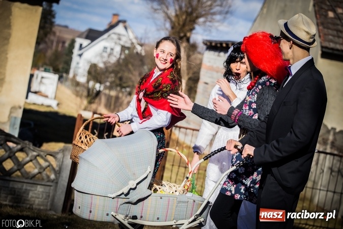Zdjęcie w galerii na portalu naszraciborz.pl: Wodzenie niedźwiedzia - tradycyjne ostatki w Samborowicach wiadomości z regionu