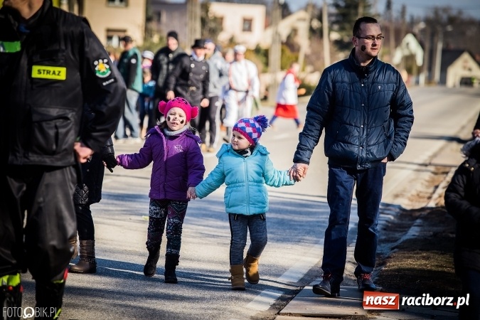 Zdjęcie w galerii na portalu naszraciborz.pl: Wodzenie niedźwiedzia - tradycyjne ostatki w Samborowicach wiadomości z regionu