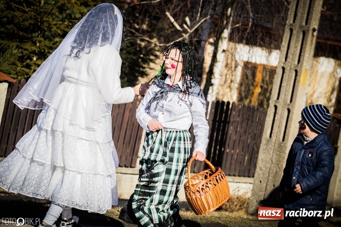 Zdjęcie w galerii na portalu naszraciborz.pl: Wodzenie niedźwiedzia - tradycyjne ostatki w Samborowicach wiadomości z regionu