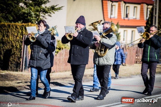 Zdjęcie w galerii na portalu naszraciborz.pl: Wodzenie niedźwiedzia - tradycyjne ostatki w Samborowicach wiadomości z regionu