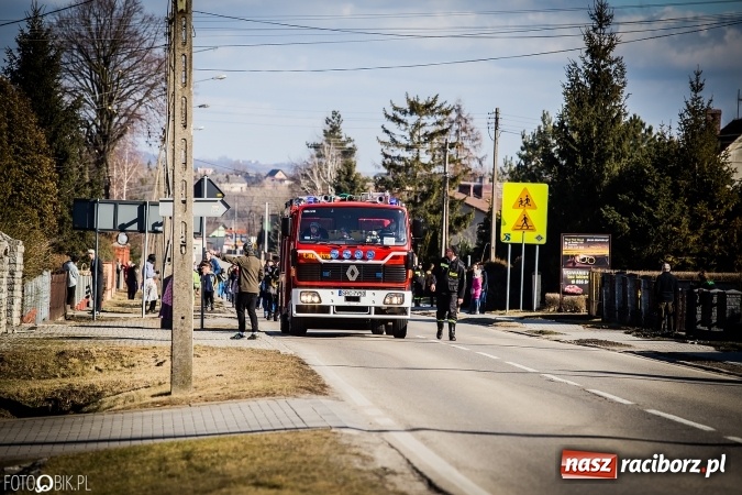Zdjęcie w galerii na portalu naszraciborz.pl: Wodzenie niedźwiedzia - tradycyjne ostatki w Samborowicach wiadomości z regionu