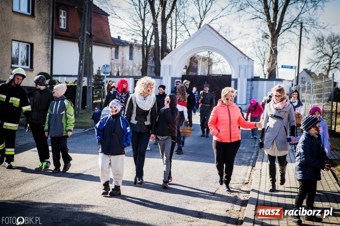 Zdjęcie w galerii na portalu naszraciborz.pl: Wodzenie niedźwiedzia - tradycyjne ostatki w Samborowicach wiadomości z regionu