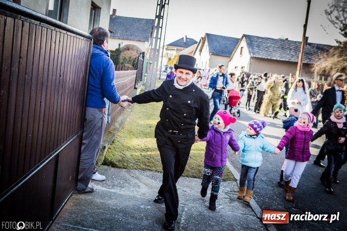 Zdjęcie w galerii na portalu naszraciborz.pl: Wodzenie niedźwiedzia - tradycyjne ostatki w Samborowicach wiadomości z regionu