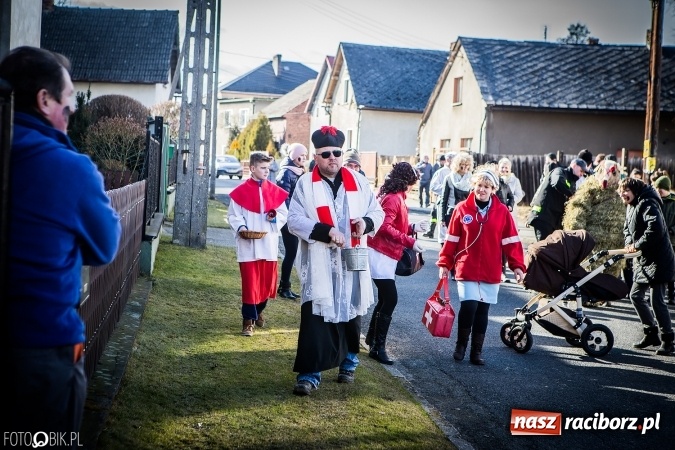 Zdjęcie w galerii na portalu naszraciborz.pl: Wodzenie niedźwiedzia - tradycyjne ostatki w Samborowicach wiadomości z regionu
