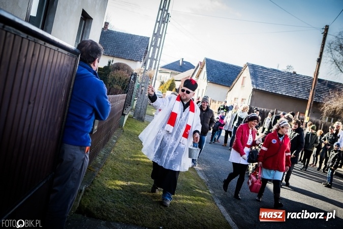 Zdjęcie w galerii na portalu naszraciborz.pl: Wodzenie niedźwiedzia - tradycyjne ostatki w Samborowicach wiadomości z regionu
