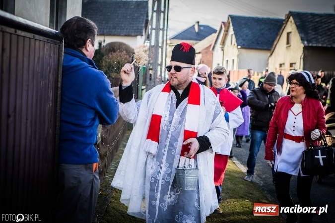 Zdjęcie w galerii na portalu naszraciborz.pl: Wodzenie niedźwiedzia - tradycyjne ostatki w Samborowicach wiadomości z regionu