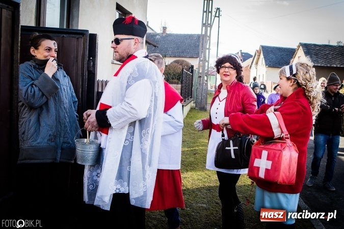 Zdjęcie w galerii na portalu naszraciborz.pl: Wodzenie niedźwiedzia - tradycyjne ostatki w Samborowicach wiadomości z regionu