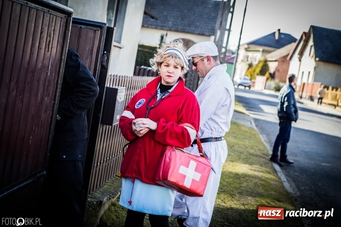 Zdjęcie w galerii na portalu naszraciborz.pl: Wodzenie niedźwiedzia - tradycyjne ostatki w Samborowicach wiadomości z regionu