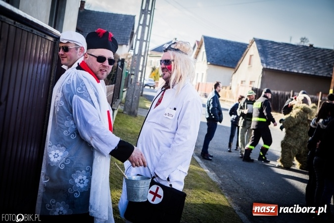 Zdjęcie w galerii na portalu naszraciborz.pl: Wodzenie niedźwiedzia - tradycyjne ostatki w Samborowicach wiadomości z regionu