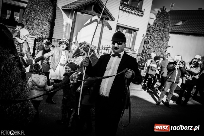 Zdjęcie w galerii na portalu naszraciborz.pl: Wodzenie niedźwiedzia - tradycyjne ostatki w Samborowicach wiadomości z regionu