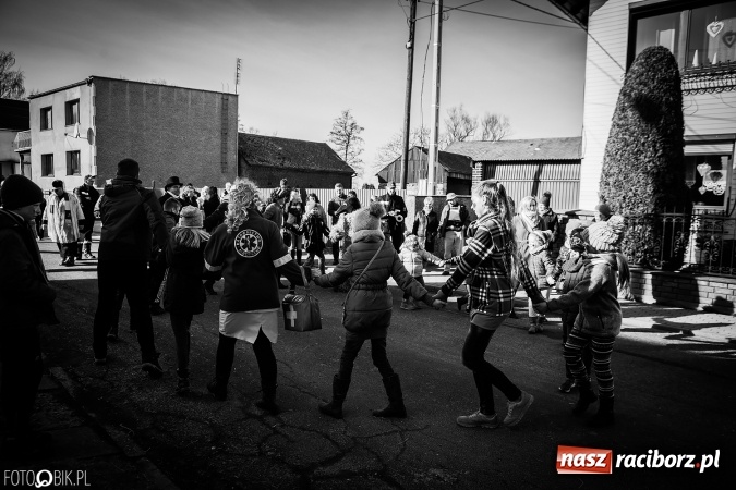 Zdjęcie w galerii na portalu naszraciborz.pl: Wodzenie niedźwiedzia - tradycyjne ostatki w Samborowicach wiadomości z regionu