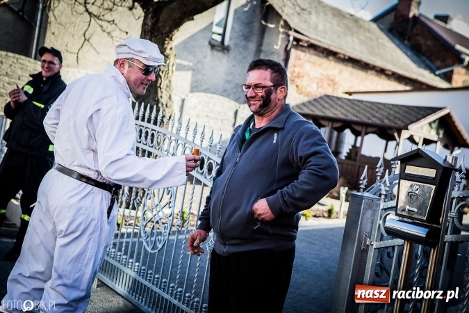 Zdjęcie w galerii na portalu naszraciborz.pl: Wodzenie niedźwiedzia - tradycyjne ostatki w Samborowicach wiadomości z regionu