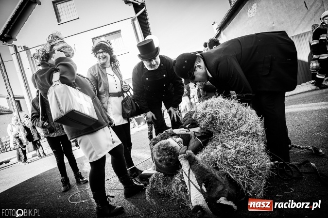 Zdjęcie w galerii na portalu naszraciborz.pl: Wodzenie niedźwiedzia - tradycyjne ostatki w Samborowicach wiadomości z regionu