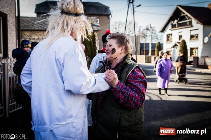Zdjęcie w galerii na portalu naszraciborz.pl: Wodzenie niedźwiedzia - tradycyjne ostatki w Samborowicach wiadomości z regionu