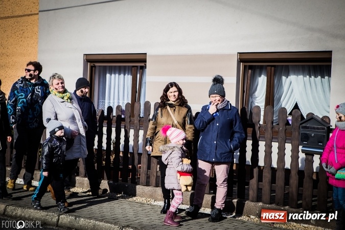 Zdjęcie w galerii na portalu naszraciborz.pl: Wodzenie niedźwiedzia - tradycyjne ostatki w Samborowicach wiadomości z regionu