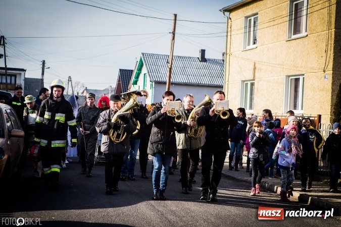Zdjęcie w galerii na portalu naszraciborz.pl: Wodzenie niedźwiedzia - tradycyjne ostatki w Samborowicach wiadomości z regionu