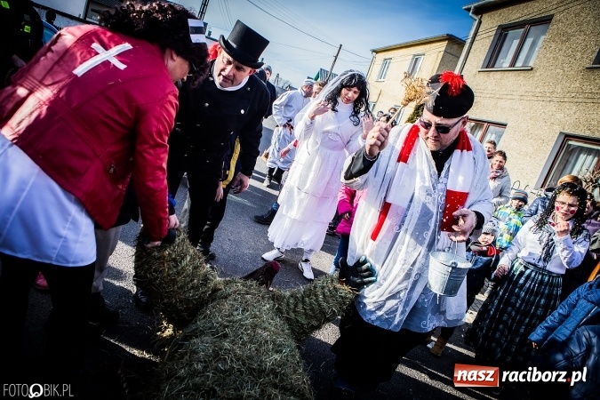 Zdjęcie w galerii na portalu naszraciborz.pl: Wodzenie niedźwiedzia - tradycyjne ostatki w Samborowicach wiadomości z regionu